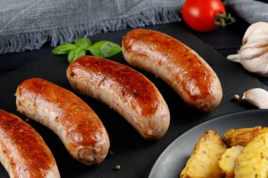 Ketçaplı ve patatesli ızgara sosis.