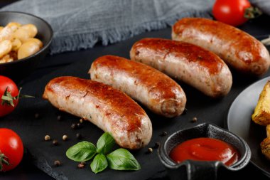 Soslu kızarmış sosis. Baharat ve otlarla kızartılmış sosisler.