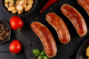 Baharatlar ve otlar ile kızarmış sosis