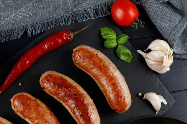 Kızarmış sosisli nefis bir yemek. Bir restoranda öğle yemeği..