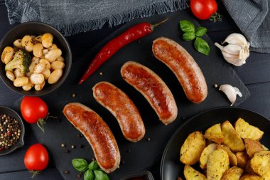 Kızarmış sosisli nefis bir yemek. Bir restoranda öğle yemeği..