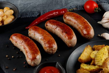 Kızarmış sosisli nefis bir yemek. Bir restoranda öğle yemeği..
