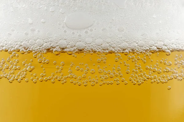 Bière Légère Avec Gros Plan Mousse Eau Tombe Sur Verre — Photo
