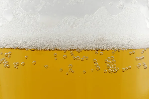 Fechar Bolhas Cerveja Gotas Água Copo Cerveja Luz Fundo Cerveja — Fotografia de Stock