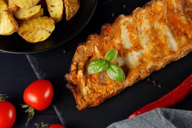 Yarım porsiyon ızgara domuz pirzolası ve patates kızartması.