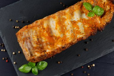 Kızarmış pirzola. Lezzetli et şahini masada. Bir restoranda öğle yemeği..