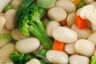 Beyaz fasulye, masada kaynamış baklagilleri yemeye hazır sağlıklı yemek yemeği. Sağlıklı Yeme.