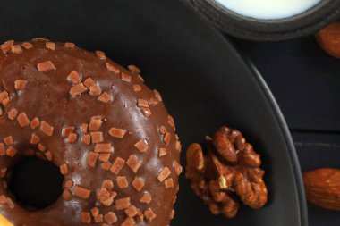 Çörekler tabakta. Lezzetli ve tatlı bir kahvaltı. Masadaki renkli çöreklerin yakın plan çekimi.