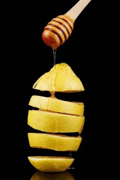 Ένα Κομμένο Λεμόνι Χύνεται Μέλι Βαζάκι Μέλι Λεμόνι — Φωτογραφία Αρχείου