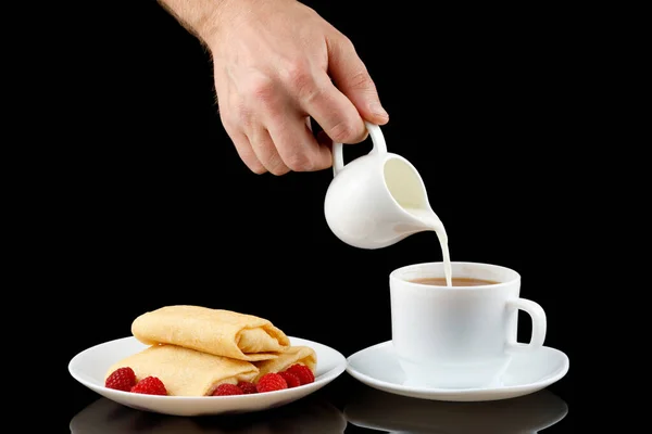 Pfannkuchen Mit Himbeeren Kaffee Und Milch Süßes Frühstück Kaffee Und — Stockfoto