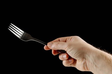 Eldeki çatal siyahı izole eder.