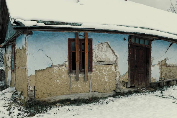 Uma Velha Casa Barro Aldeia Ucraniana Casa Velha Inverno — Fotografia de Stock