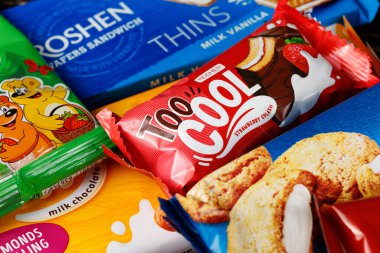 LVIV, UKRAINE - 26 Kasım 2022: Şekerler dükkanda.