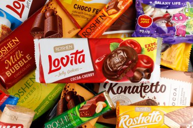 LVIV, UKRAINE - 26 Kasım 2022: Süpermarkette renkli atıştırmalıklar rafı