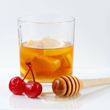 Kirazlı limon kokteyli, bal ve buz. Buzlu içecekler