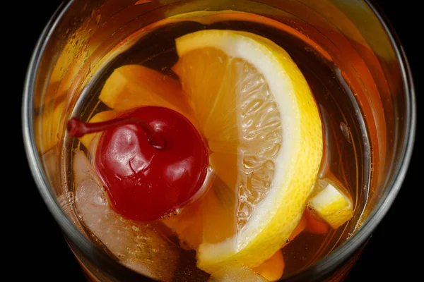Чай Лимоном Вишнею Холодний Напій Вишнею Лимоном Склянці — стокове фото