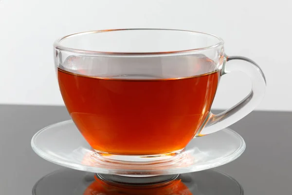 Fekete Tea Átlátszó Csészében Szürke Alapon — Stock Fotó