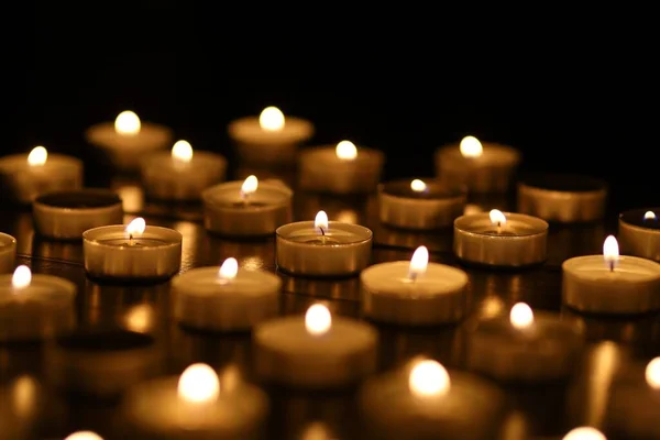 Μικρά Κεριά Που Καίγονται Σκούρο Φόντο Ανάψτε Φώτα Του Κεριού — Φωτογραφία Αρχείου