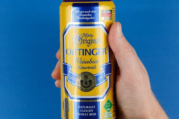 Lviv Ukraine December 2022 Oettinger Duits Bier Hand — Stockfoto