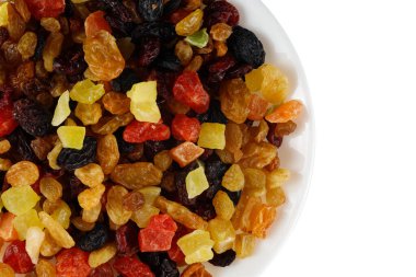 Tabakta kurumuş egzotik meyveler. Kurumuş meyveli tabak.