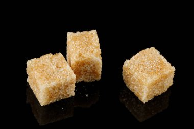 Üç parça esmer şeker izole edilmiş. Çubuk şeker.