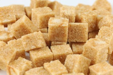 Bir sürü kahverengi küp şeker. Çubuk şeker.