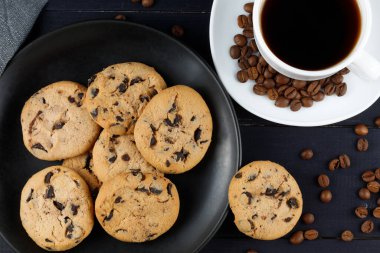 Tabakta çikolata parçaları olan kurabiyeler. Tatlı kahvaltı..