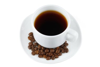 Beyaz arka planda bir fincanda kahve izole edilmiş.