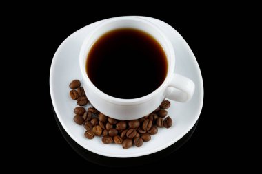 Siyah arka planda bir fincan kahvenin üst görüntüsü.