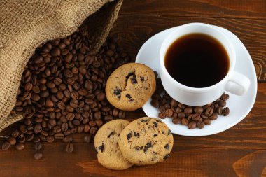 Tabakta lezzetli, iştah açıcı çikolatalı kurabiyeler.