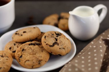 Tabakta çikolata parçaları olan kurabiyeler. Tatlı kahvaltı..