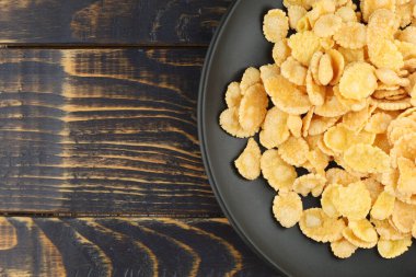 Metin alanı için siyah bir plaka konumundaki mısır gevrekleri