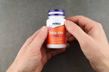 LVIV, UKRAINE - Nisan 06, 2023: Now Foods, Daily Vits, multivitaminler ve kapsüllerdeki eser elementler.