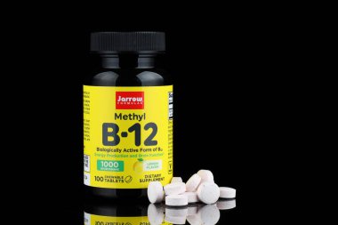LVIV, UKRAINE - Nisan 06, 2023: Jarrow Formülleri, metil B12 vitaminleri.