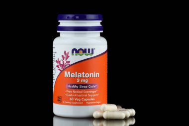 LVIV, UKRAINE - Nisan 06, 2023: Now Foods, Melatonin Kapsülleri.