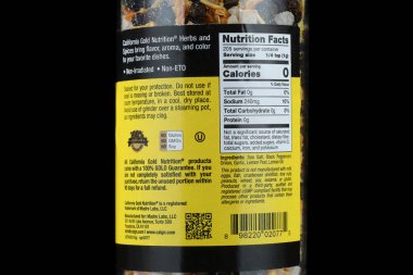 LVIV, UKRAINE - Nisan 06, 2023: öğütücüde limon ve biberli tuz. Evrensel baharat.