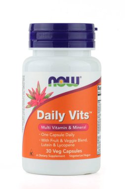 LVIV, UKRAINE - Nisan 06, 2023: Now Foods, Daily Vits, multivitaminler ve kapsüllerdeki eser elementler.