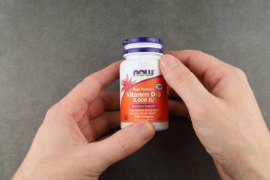 LVIV, UKRAINE - Nisan 06, 2023: Now Foods, Vitamin D3 Kapsülleri.