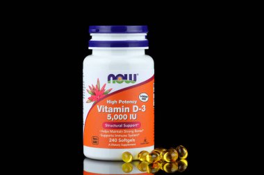 LVIV, UKRAINE - Nisan 06, 2023: Now Foods, Vitamin D3 Kapsülleri.