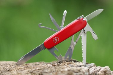 LVIV, UKRAINE - 13 Mayıs 2023: Victorinox İsviçre katlama bıçağı.