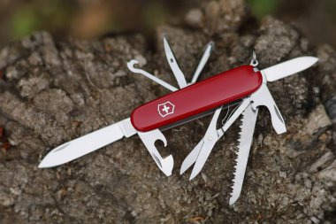 LVIV, UKRAINE - 13 Mayıs 2023: Victorinox İsviçre katlama bıçağı.