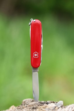 LVIV, UKRAINE - 13 Mayıs 2023: Victorinox İsviçre katlama bıçağı.