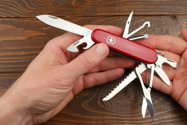 LVIV, UKRAINE - 13 Mayıs 2023: Victorinox İsviçre katlama bıçağı.