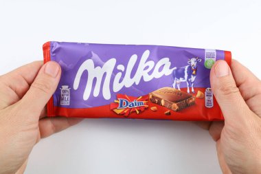 LVIV, UKRAINE - Haziran 05, 2023: Milka daim çikolata.