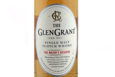 LVIV, UKRAINE - 23 Haziran 2023: yeşil burs viskisi