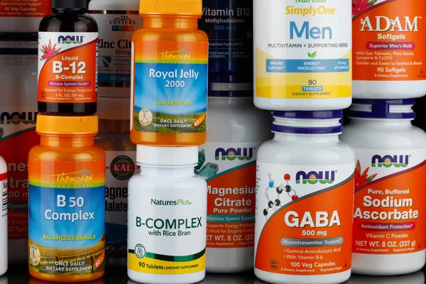 LVIV, UKRAINE - 29 Haziran 2023: Kavanozlarda beslenme takviyeleri, vitaminler ve mineraller