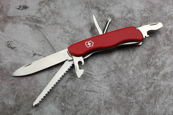 LVIV, UKRAINE - 19 Temmuz 2023: Bıçak Victorinox Trailmaster