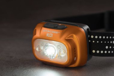 LVIV, UKRAINE - 18 Eylül 2023: Nitecore nu31 baş lamba