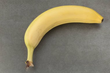 Gri arkaplanda bir muz.