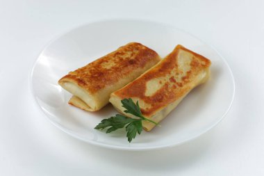 Açık arkaplanda krep tabağı